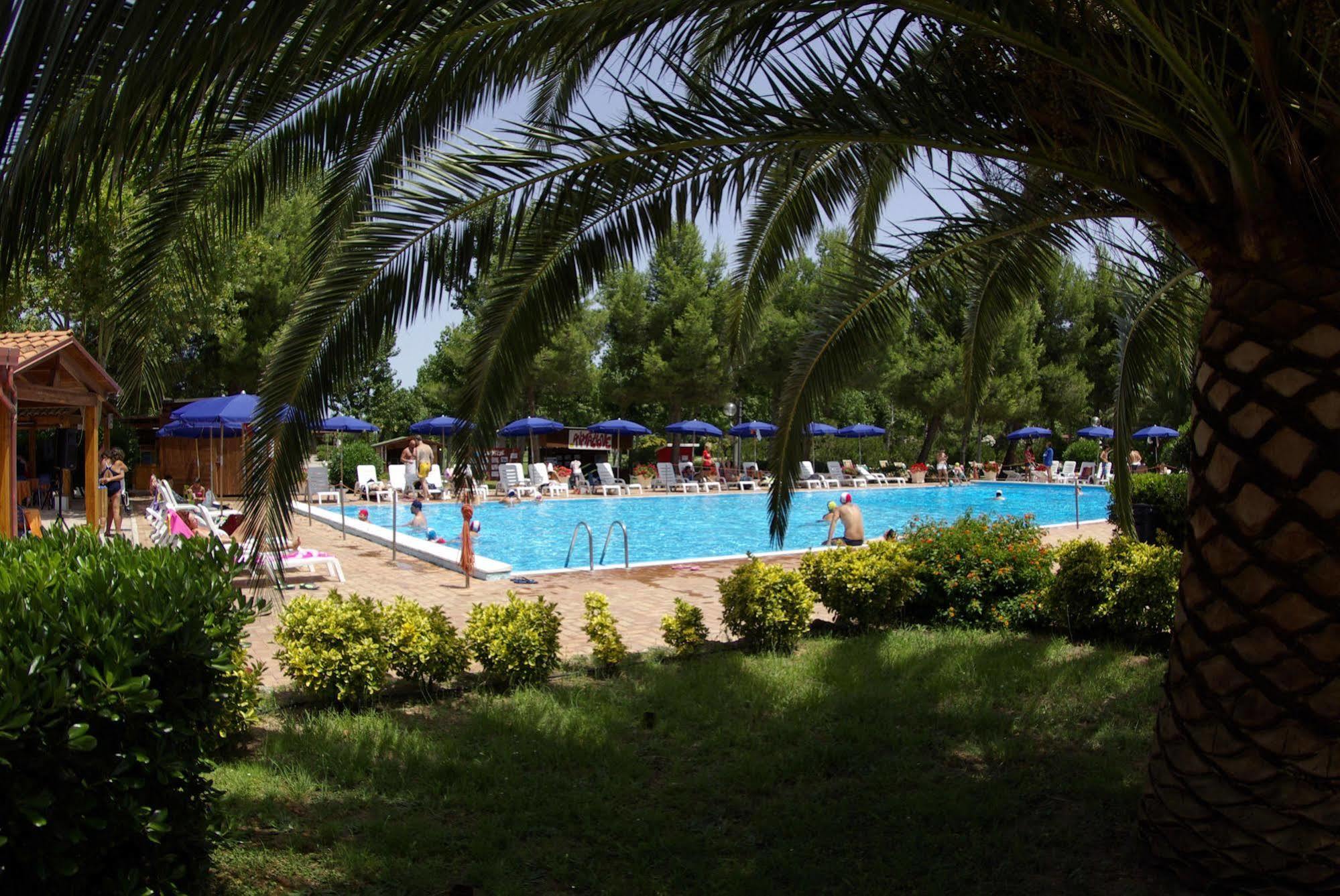 Villaggio Albatros Resort Лезина Экстерьер фото
