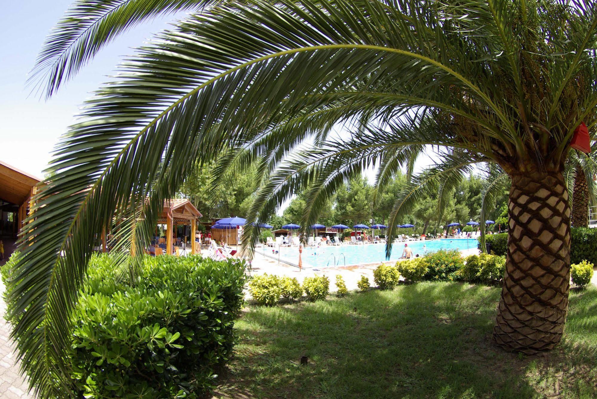 Villaggio Albatros Resort Лезина Экстерьер фото